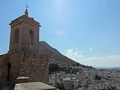 Torre-Campanario de Santa María de la Villa, levantada sobre un cubo de muralla