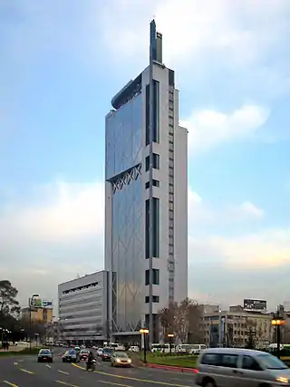 Torre Telefónica, construida en 1993, simboliza la innovación y la vanguardia tecnológica, representa al estilo high-tech.