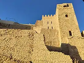 Torre Almedina y muralla urbana del Castillo de la Villa