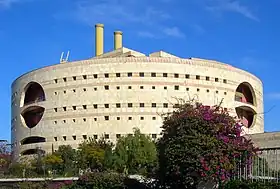 Edificio Torre-Triana en la isla de la Cartuja en Sevilla (1993).