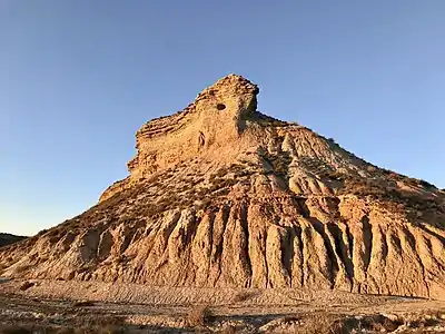 Canal de Tauste. Lado izquierdo Torre de LeozRuinas de las casas de labranza de la Torre de Leoz.  Desde 1981 es un despobladoPeña del Sol, cara sureste