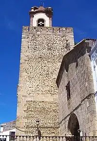 Torre del homenaje vista desde abajo