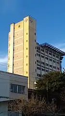 La foto muestra la torre de ocho pisos con la que cuenta el hospital.