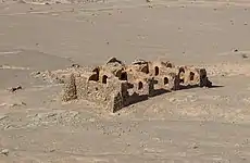 Antiguo asentamiento junto a la torre del silencio.