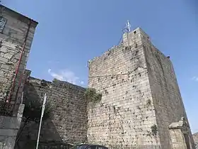 Torre de los herreros - Torre con un portal de piedra y un pasaje de entrada. La pared, las puertas y la torre del homenaje demarcan los límites de la ciudad medieval. Esta torre es uno de los accesos dentro de las murallas.