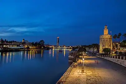 La torre en su entorno del Guadalquivir.