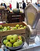 Detalle de manzanas esperiegas en el Mercado agroalimentario de la IV Fiesta de la manzana esperiega (Torrebaja, Valencia), 2016.