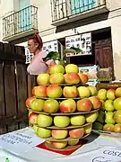 Presentación de manzanas esperiegas en el Mercado agroalimentario de la IV Fiesta de la manzana esperiega (Torrebaja, Valencia), 2016.