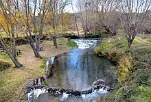 Panorámica de la Presa del Ebrón en Torrebaja (Valencia), con detalle del área de recreo en la margen derecha (2021).