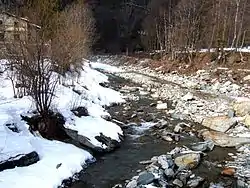 Torrente montañoso en las afueras de Torre