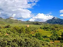 Torres de Santa Catalina vistas desde Orcera. Al fondo, a la derecha, el emblemático pico del Yelmo; a la izquierda, Segura de la Sierra