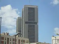 Torres de Santa Cruz, la torre sur está parcialmente oculta por la torre norte.