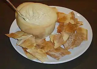 Torta del Casar servida con galletas