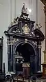 Puerta al mausoleo de Ana en la Iglesia de la Virgen María en Toruń.
