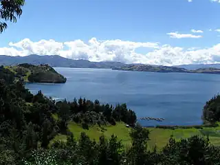 Costa norte del Lago de Tota e isla San Pedro, Aquitania