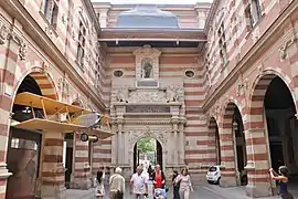 Después del Donjon, el patio es la parte más antigua del edificio (1602-1609).