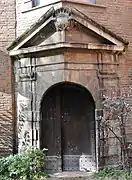 Puerta de esquina de la torre Baderon-Maussac (desde 1606).