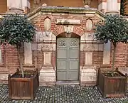 Esta pequeña puerta que se abre bajo las escaleras de la logia del Hôtel d'Assézat conduce a las bodegas semienterradas.