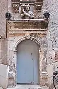 Puerta de la torre de escalera del Hôtel de Brucelles (1544).