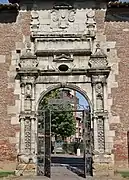 Esta puerta del antiguo Capitolio, conocida como la Puerta de la Conmutación (1575, Jean Aleman), ha sido reensamblada en el Jardín de las Plantas.