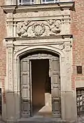 Puerta de la torre de escalera del Hôtel du Vieux-Raisin (entre 1515 y 1528).