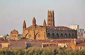 La enorme iglesia de los Jacobinos y, a laizquierda, Notre-Dame du Taur