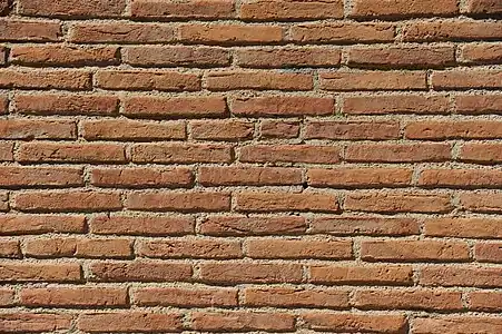 Muro de ladrillos foráneos de la iglesia de los Jacobinos de Toulouse.