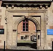 Portal de entrada del Hôtel du Vieux-Raisin (desde 1547), con un hermoso friso de metopas.