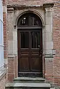 Puerta en el patio del Hôtel de Catel.