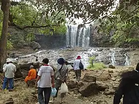 Turistas cerca de la cascada de Bou Sra