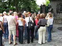 La place llena de turistas.
