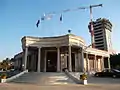 Ayuntamiento de Nicosia y Tower 25 vistos desde plaza Eleftheria.