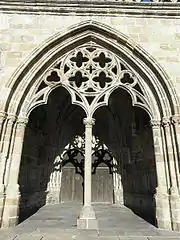 El «porche du peuple» en el lado sur, que da acceso a la catedral por una doble puerta.