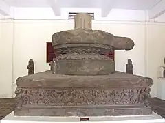 El pedestal Trà Kiệu del siglo X sostiene un lingam macizo y una cisterna de las abluciones.