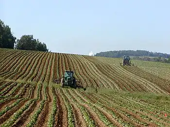 Tractores arando en Maine.