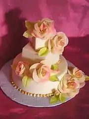 Torta con grandes rosas de col.