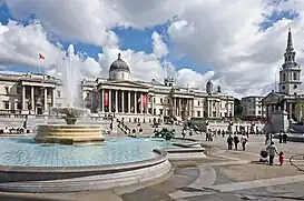 Trafalgar Square. La columna de Nelson, héroe británico muerto en la batalla de Trafalgar, la convierte en un claro espacio de memoria; pero desde los años 1960 y 1970, con el movimiento hippie, el espacio se convirtió en uno de los lugares emblemáticos de la subcultura juvenil de todo el mundo, simbolizando la diversión y el espectáculo gratuito que supone la misma presencia de gentes de todo el mundo que intercambian sus formas de expresión o simplemente pasan y miran.