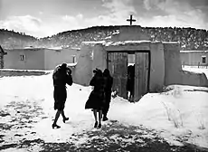 Devotos saliendo de una misa en la iglesia de San José de Gracia en el año 1943.