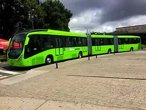 Biarticulado del sistema de transporte Transmetro en la Ciudad de Guatemala, Guatemala