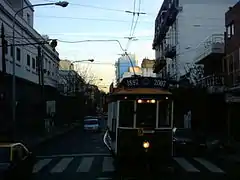 El 258 transitando por la calle Emilio Mitre