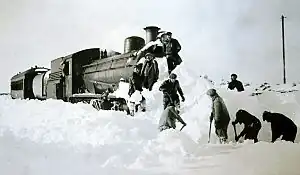 Locomotora cubierta con nieve, cerca de la estación, hacia 1950.