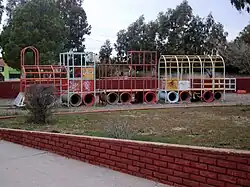 Monumento al ferrocarril en una plaza de "KM 5", justo en frente de los ex talleres de trenes.