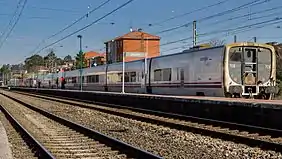 Un Trenhotel de Renfe procedente de Barcelona con destino Vigo haciendo una parada comercial en la estación de Guillarei.