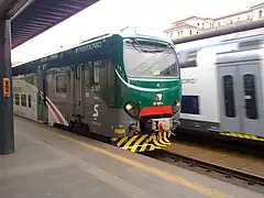 Regio-Express opera en líneas regionales de Trenord. Para en alguna estación del servicio local.