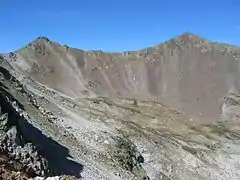 Mojón de Tres Provincias (izda.) y peña Prieta (2539,8 m) (dcha.), techo del macizo de Fuentes Carrionas