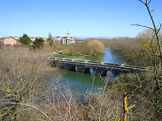 Río Zadorra, puente y vista parcial de Trespuentes