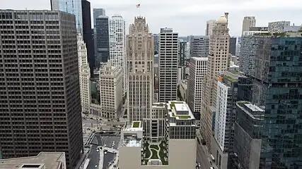 Tribune Tower en julio de  2021, con adiciones notables en parte de la conversión del condominio.