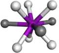 ejemplo de geometría prismática trigonal triapicada, los ligandos que apuntan a las caras del prisma aparecen en color oscuro.