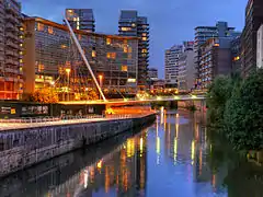 Vista del puente al atardecer.