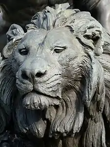 Detalle de uno de los leones que simboliza la fuerza popular